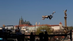 Уличное цирковое представление в центре Праги в дни пандемии COVID-19.