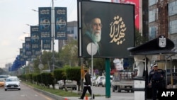 Ирак астанасы - Бағдат көшесіне ілінген билбордта Иранның қаза тапқан рухани көсемі аятолла Әли Хаменеидің суреті ілінген. 25 наурыз 2026 жыл.