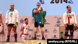 Казахстанский тяжелоатлет Илья Ильин (в центре) на церемонии награждения победителей чемпионата мира. Алматы, 15 ноября 2014 года.