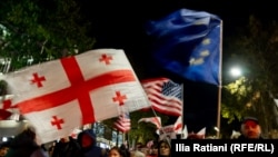 Zastava Gruzije, SAD i EU na protestima u Tbilisiju, 2024.