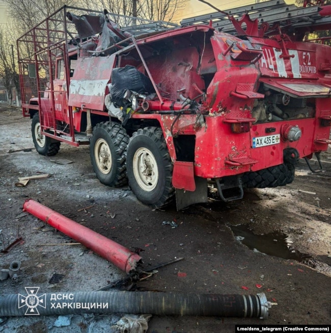 Последствия двойного обстрела спасателей в Харьковской области, 12 марта 2026 года. Фотография опубликована Государственной службой Украины по чрезвычайным ситуациям