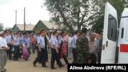 Погибшего бойца спецназа Руслана Жолдыбаева провожают в последний путь. Актобе, 4 июля 2011 года. 
