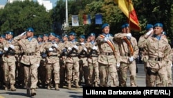 Militari moldoveni din forțele de menținere a păcii la o paradă de Ziua Independenței R.Moldova, 27 august 2011.