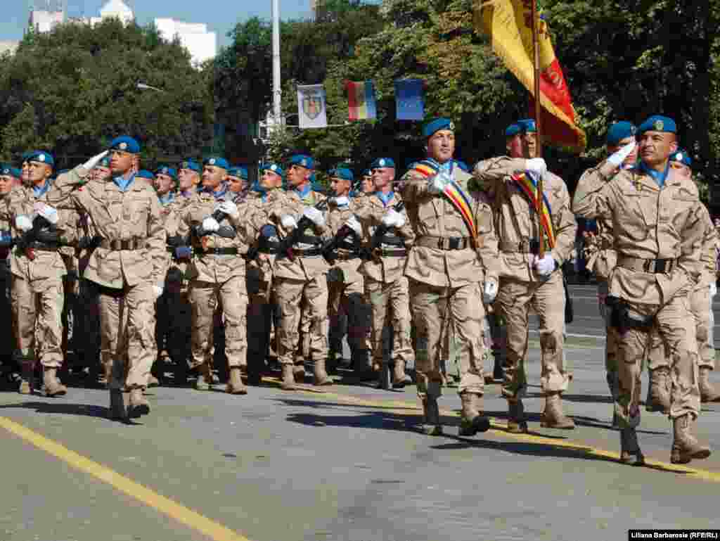 Militari din trupele de menţinere a păcii la parada militară din 27 august 2011