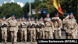 Militari moldoveni din trupele de menţinere a păcii, de Ziua Independenţei