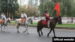 Архивска фотографија: Коњица тргнува од Скопје кон Крушево на 27 јули 2012