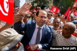 یوسف شاهد، نخست‌وزیر کنونی، در میان هوادارانش/ جز او دو نخست‌وزیر پیشین تونس هم نامزد انتخابات هستند