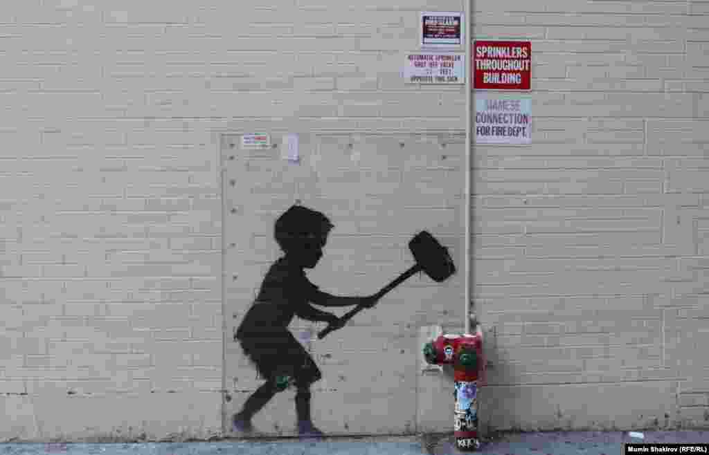 Таинственный граффити-художник Бэнкси оставил свой след в Манхэттене 