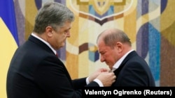 Президент Украины Петр Порошенко (слева) награждает Ильми Умерова орденом «За заслуги». Киев, 27 октября 2017 года