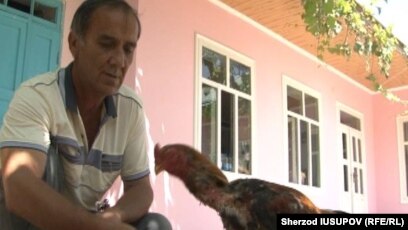 Uxlayotgan xotinning yaqindan olingan videosi