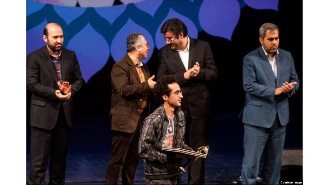 Bəhram Ərk İranda "Qısa filmlər festivalı"nda mükafat alarkən.