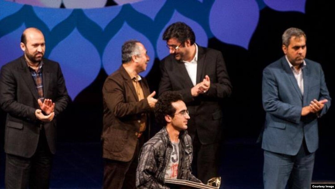 Bəhram Ərk İranda "Qısa filmlər festivalı"nda mükafat alarkən.
