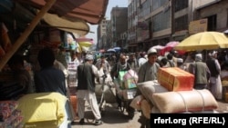 بازار مندوی در کابل که بیشترین بخش مواد غذایی از همین محل به سایر نقاط پایتخت و ولایات توزیع میشود