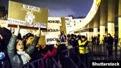 Під час акції протесту проти концерту Ані Лорак у Києві, 27 листопада 2014 року