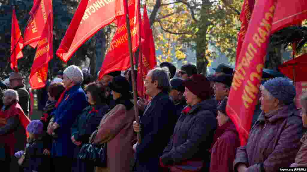 Літні люди слухали