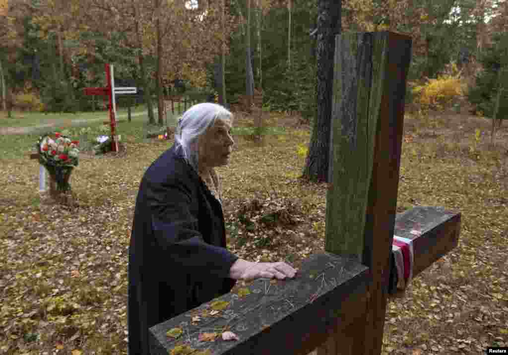 76-річна Майя Кляшторна біля хрестів у Куропатах згадує свого батька. Білоруський поет Тодор Кляшторний був у числі літераторів, розстріляних у ніч на 30 жовтня 1937 року