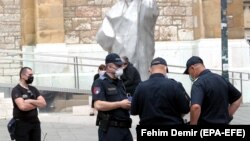 Policija ispred Katedrale Srca Isusova u Sarajevu