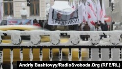 Прихильники опозиції зайняли протилежний від будівлі парламенту бік вулиці Грушевського