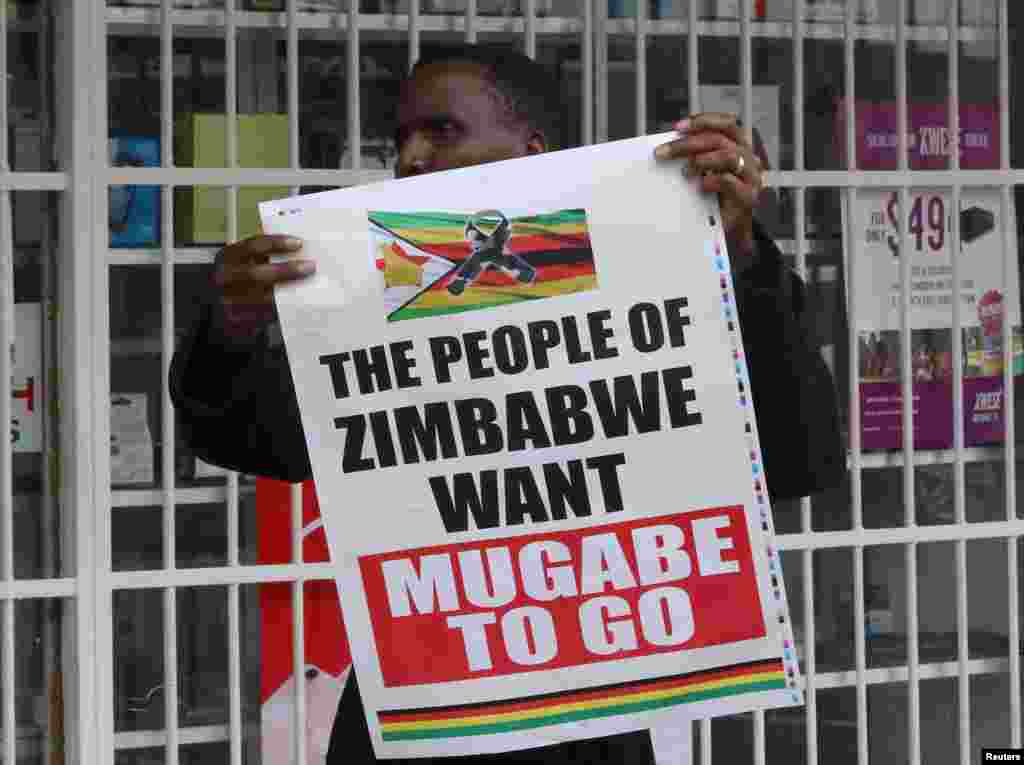 ЗИМБАБВЕ - Поранешниот претседател на Зимбабве Роберт Мугабе умре на 96 годишна возраст, соопшти неговото семејство. Контроверзниот Мугабе кој владееше во Зимбабве 37 години беше национален херој од борбата за ослободување на земјата од колонијалното владеење. Познат е по неговите жестоки навреди кон Западот, неговите противници и новинарите. Во Зимбабве беа организирани низа протести против неговото владеење.