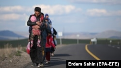 Afghan refugees arrive in Turkey along a route to the west in Erzurum. (file photo)