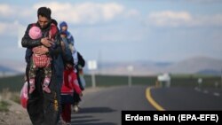 Višečlane porodice sa malom djecom i ruksacima na leđima, i dugo ubjeđivanje sa taksistima – slike su izbjeglica iz Sirije koji ovih majskih dana prolaze kroz Nikšić (ilustrativna fotografija)