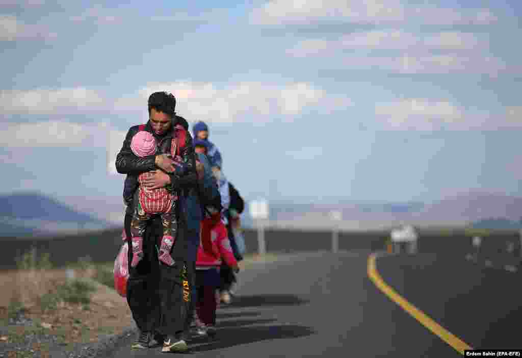 Refugees arrive in Erzurum, Turkey, along a route to the West. (epa-EFE/Erdem Sahin)