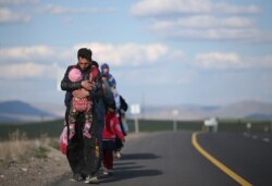 "Nikome nije jednostavno uzeti dvoje-troje male djece i krenuti tuđim zemljama", kaže Talović