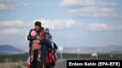 آرشیف - شماری از پناهجویانی که وارد خاک ترکیه شده اند