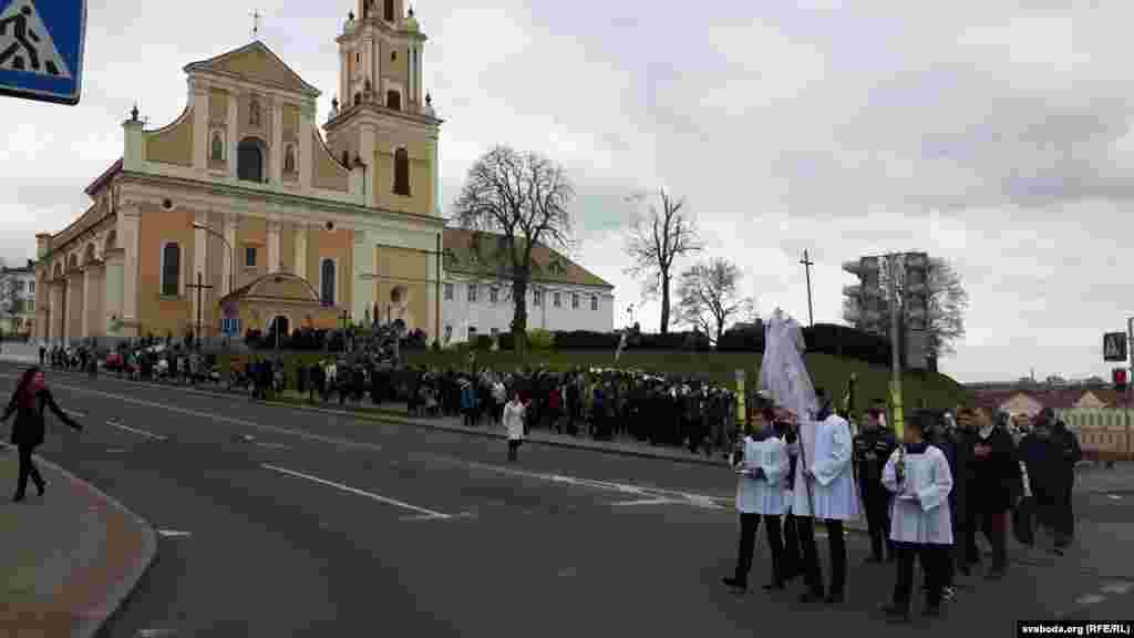 Каталіцкая працэсія ад Пабэрнардынскага да фарнага касьцёлу ў Горадні, якая сымбалізуе ўваход Ісуса Хрыста ў Ерусалім.&nbsp;