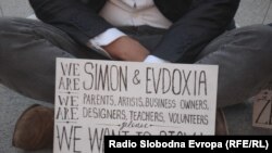 Protest protiv deportacije američkog državljanina Simona Willsona