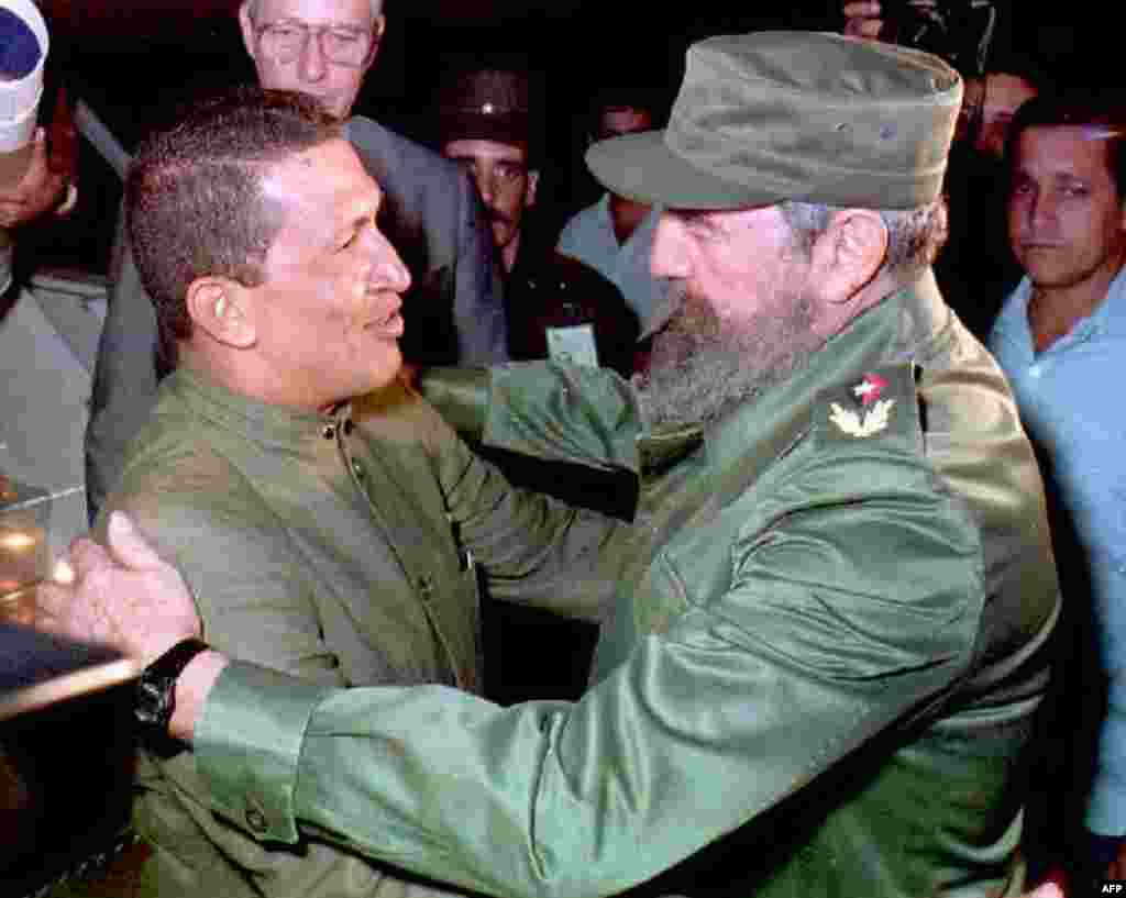 Cuban President Fidel Castro (right) greets Chavez upon his arrival at Jose Marti Airport in Havana in December 1994.