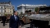 Sekretari i Jashtëm i Britanisë së Madhe, David Cameron, ec pranë automjeteve të shkatërruara ushtarake të Rusisë, të shfaqura në sheshin Saint Michael, në Kiev, Ukrainë, 2 maj 2024.
