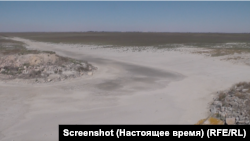 Дно пересохлого ставка кримського рибокомбінату (краєвид з місточка). Вересень 2020 року
