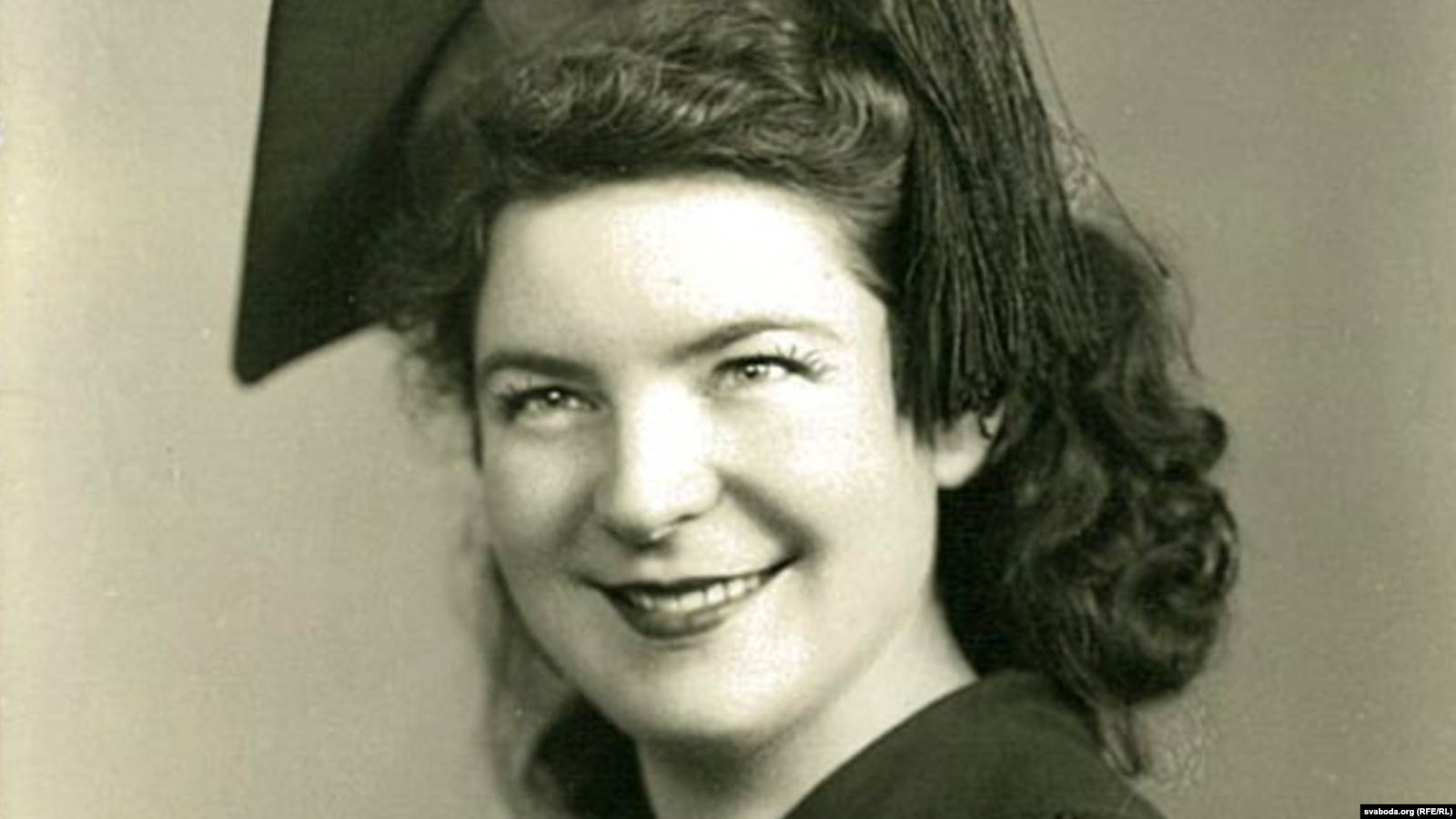 Колишня журналістка Радіо Свобода Галина Рудник на своїй випускній фотографії. Нью-Йорк, 1954 рік