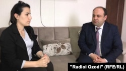 Журналисты Радио Озоди общаются с замглавы компании "Фароз". 29 апреля 2019