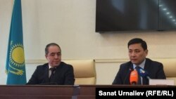 Батыс Қазақстан облысы әкімі Алтай Күлгінов (оң жақта) Орал әкімі Нариман Төреғалиевті таныстырып отыр. 5 сәуір 2016 жыл. 