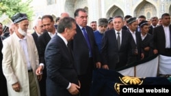 Эмомалӣ Раҳмон, раисҷумҳури Тоҷикистон, дар маросими видоъ бо Ислом Каримов. Сентябри 2016