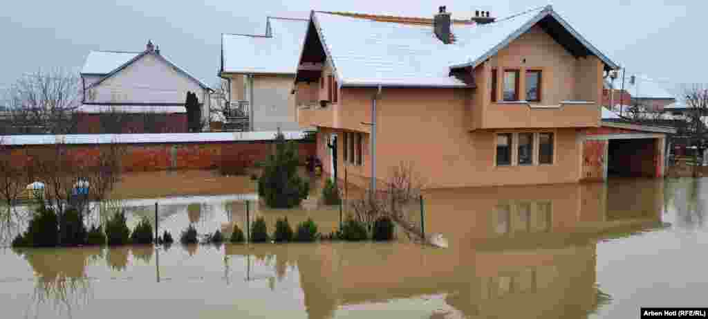 Një shtëpi në fshatin Vragoli të Fushë Kosovës është përmbytur pas reshjeve të mëdha të shiut dhe borës.&nbsp;