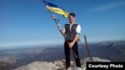 Сергей Викарчук на вершине крымской горы. Архивное фото
