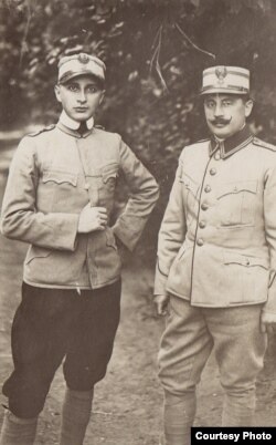 Ofițeri români prizonieri (Foto: Expoziția Marele Război, 1914-1918, Muzeul Național de Istorie a României)