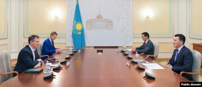 Мемлекеттік кеңесші Ерлан Қарин (оң жақта) Ресей президентінің көмекшісі Владимир Мединскиймен (сол жақта) кездесіп отыр. Астана, 29 қыркүйек, 2024 жыл.