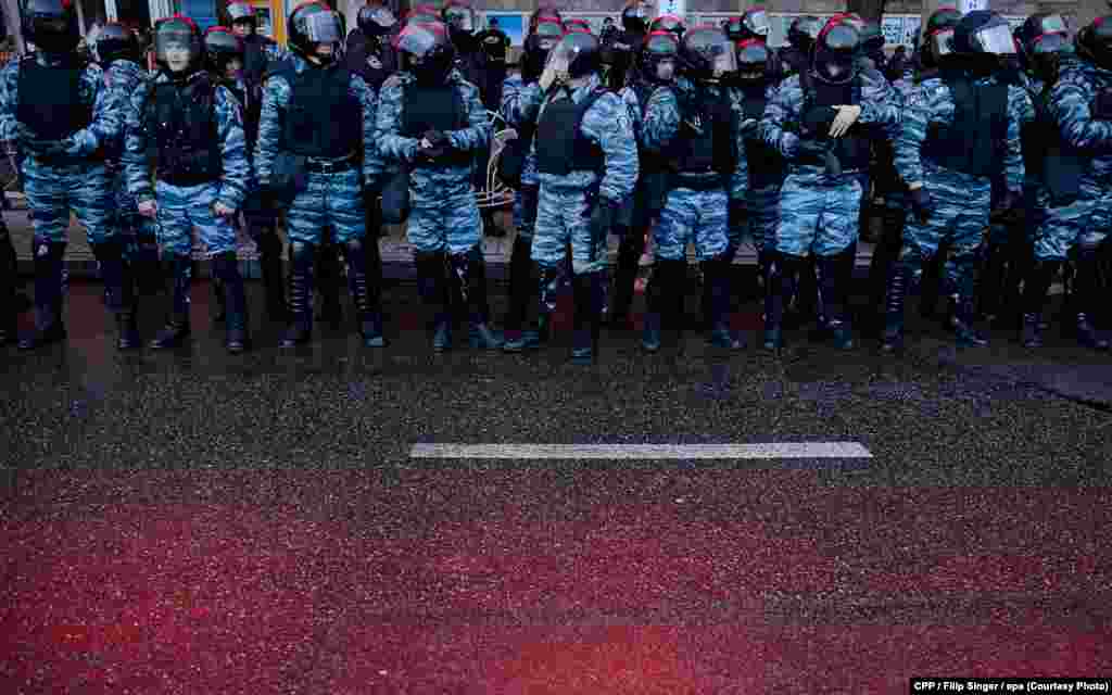 First Prize,&nbsp;Spot News:&nbsp;Riot police gather on Independence Square in Kyiv, Ukraine, on November 29, 2013.&nbsp;(epa/Filip Singer) 