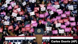 Președintele Donald Trump la un miting electoral în Michigan, înainte de alegerile prezidențiale din 3 noiembrie 2020.