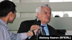 Профессор Борис Степанов выступает на слушаниях по проекту ГКЛ "Кокжайляу". Алматы, 5 мая 2014 года.