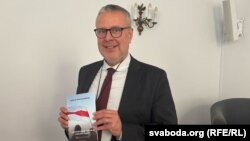 Марцін Вайцяхоўскі з сваёй кнігай пра эўрапейскі выбар Беларусі