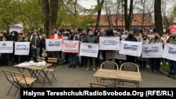 Протестувальники запевняють, що у ресторанах й кафе і так дотримуються заходів безпеки, а в разі нових обмежень зазнають ще більших збитків для бізнесу (Львів, 11 листопада 2020 року)