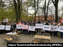Працівники ресторанів і кав'ярень протестують проти карантину вихідного дня. Львів,12 листопада 2020 року