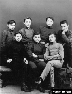 Максім Багдановіч сярод таварышаў-гімназістаў, 1911
