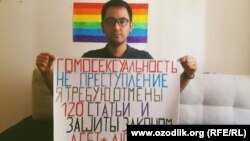 Өзбекстандық ЛГБТ қауымының өкілі Қылмыстық кодекстегі 120-бапты ("Гомосексуализм") жоюды талап ететіні туралы жазу ұстап тұр.