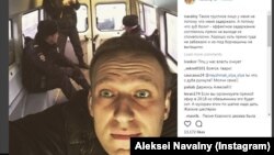 Алексей Навальныйдың полиция көлігінде түсірілген суреті. Мәскеу, 22 ақпан 2018 жыл.